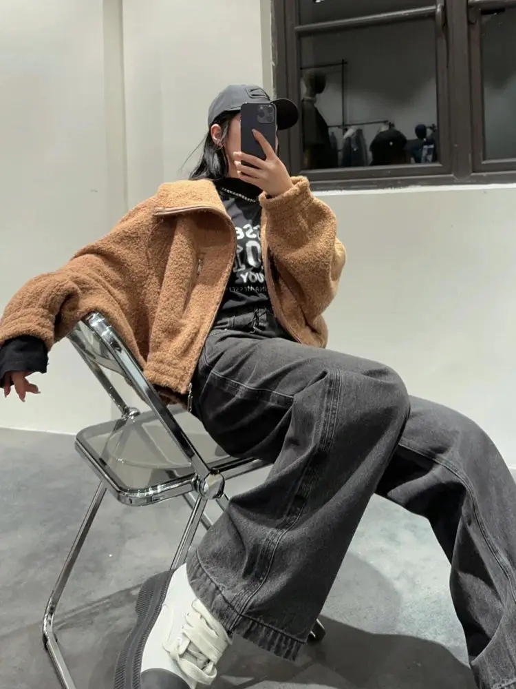 Płaszcz zimowy damski z bardzo grubego, dużego kołnierza, krótki, zapinany na zamek, z wełny jagnięcej, ocieplany bawełną, gruby i ciepły, model 2025.