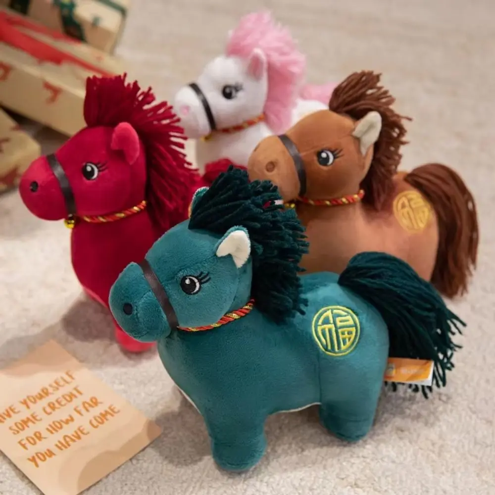 Figura de caballo del zodiaco del año 2026, estampado de letras, caballo realista, Animal relleno, muñeco de caballo decorativo de peluche suave
