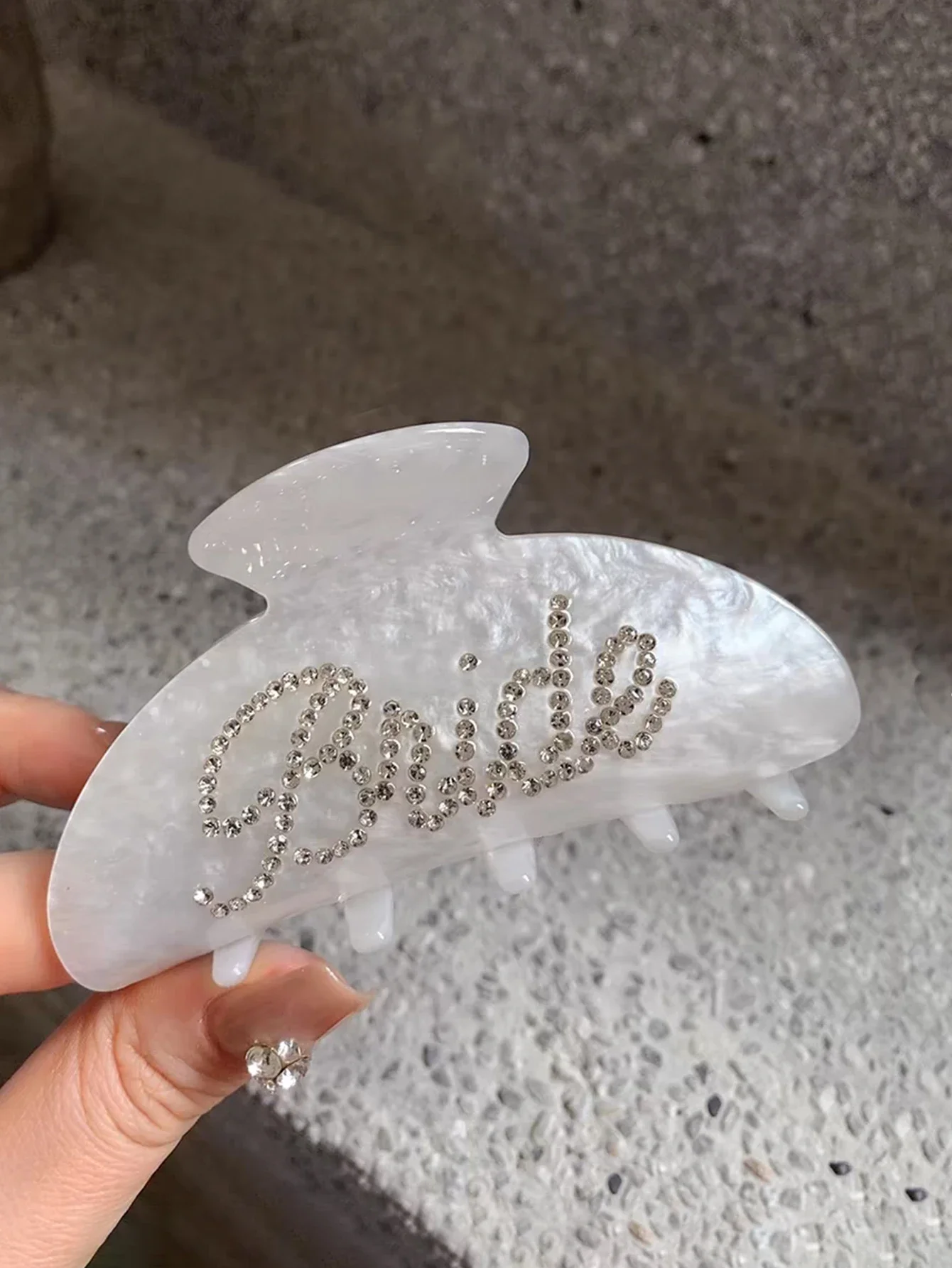 

1 Pcs Bride Hair Claw Clip,White Acrylic Hair Clip,Rhinestone Bride Logo,Bachelorette Party Decorations,Bridesmaid Gift