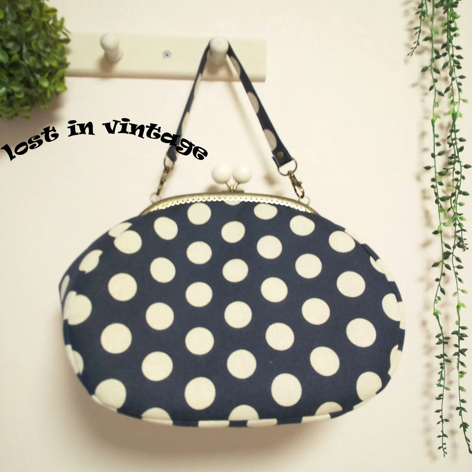 

Lost in Vintage Polka Dot Pattern White Ball Kiss Lock Metal Frame Evening Clutch Sewing Puffy Bag Clutch 30x20x10cm