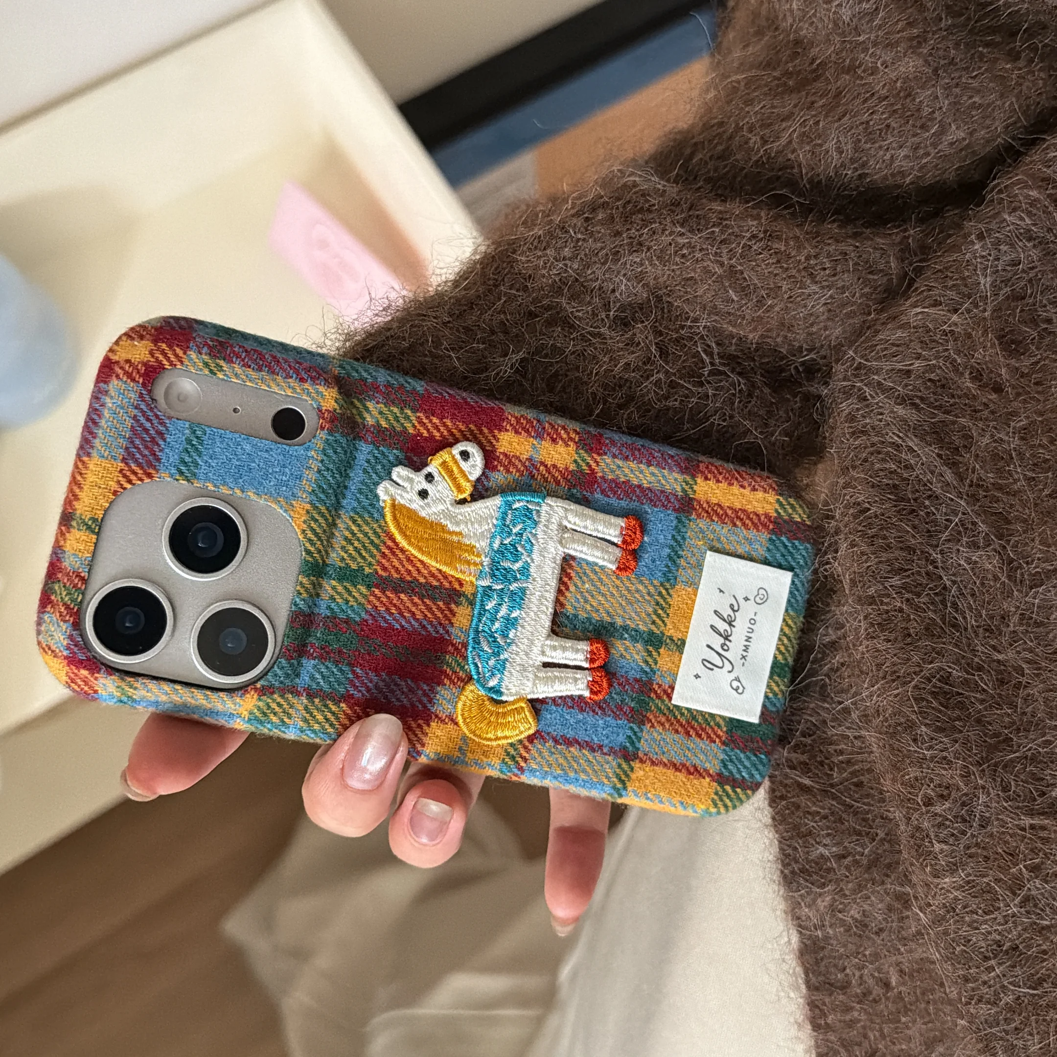 ثلاثي الألوان الربط التطريز منقوشة الكرتون المهر آيفون 17 برو ماكس 16 15 14 زائد لينة شتاء دافئ فروي غطاء