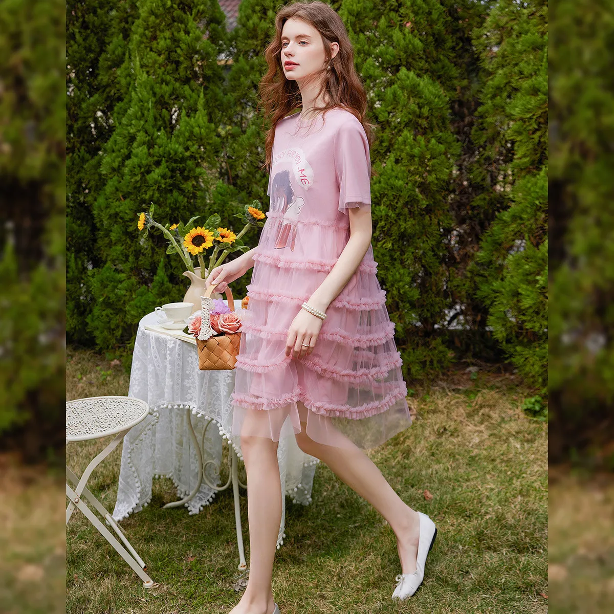 เดรสเสื้อยืดต่อผ้าตาข่าย LOUIS YAO รุ่นใหม่ ประจำฤดูร้อนปี 2025 ดีไซน์สองชิ้นในตัวเดียว คอกลม พิมพ์ลายการ์ตูน แขนสั้น