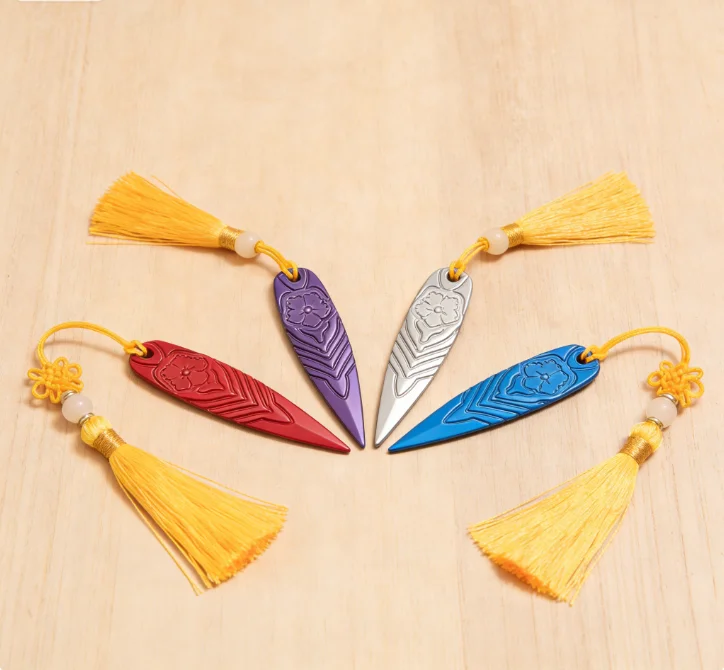 

Аксессуар-брелок с подвеской в древнем стиле, креативный шарм с кисточкой в виде меча, персонализированный небольшой аксессуар, подходит для сумок и ключей от машины
