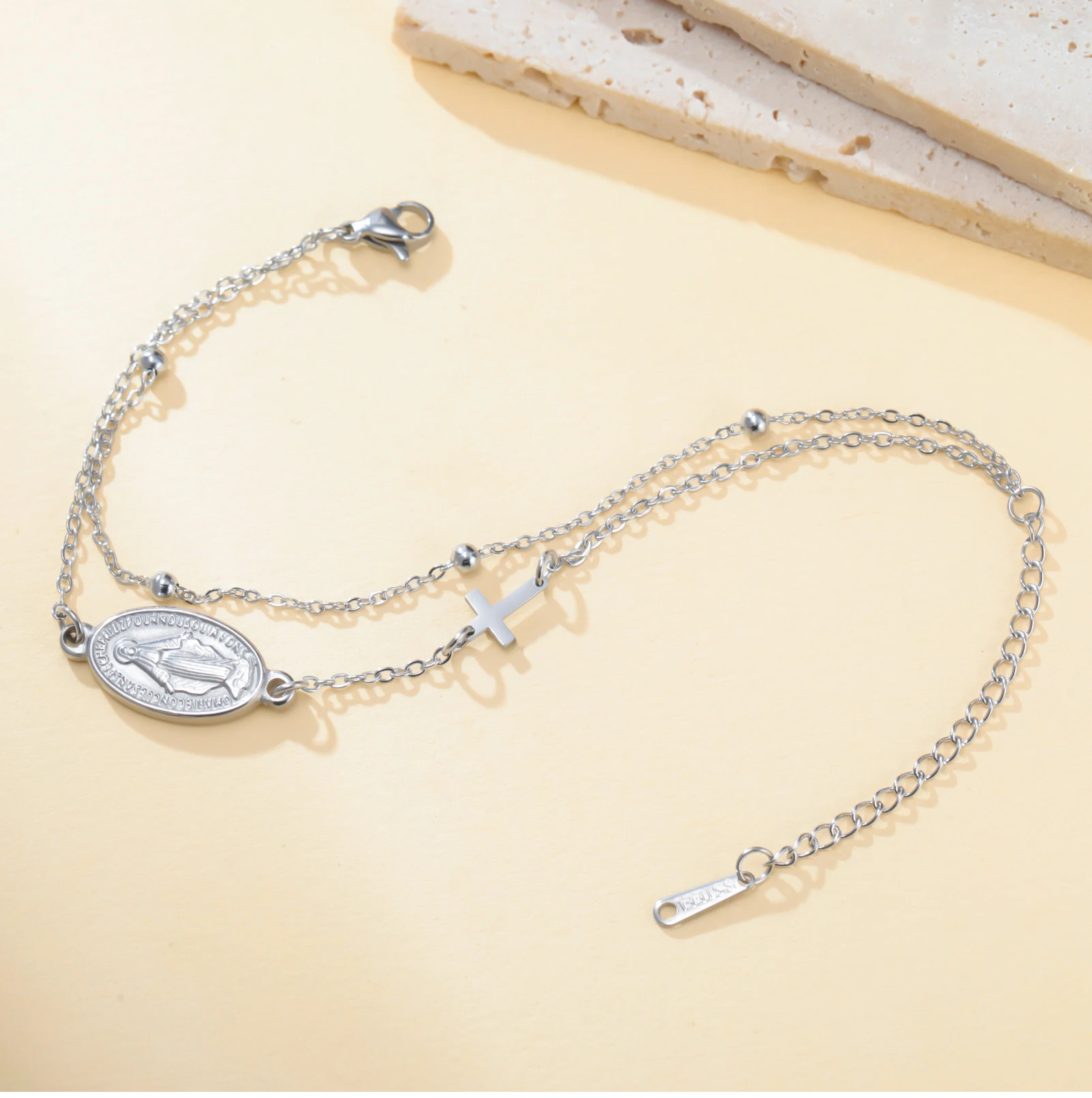 Doppellagiges Armband mit Kreuz und Jungfrau Maria für Damen, Edelstahl, zierliche Medaille, katholischer Schutzschmuck, verstellbar, Geschenk – Detail 10