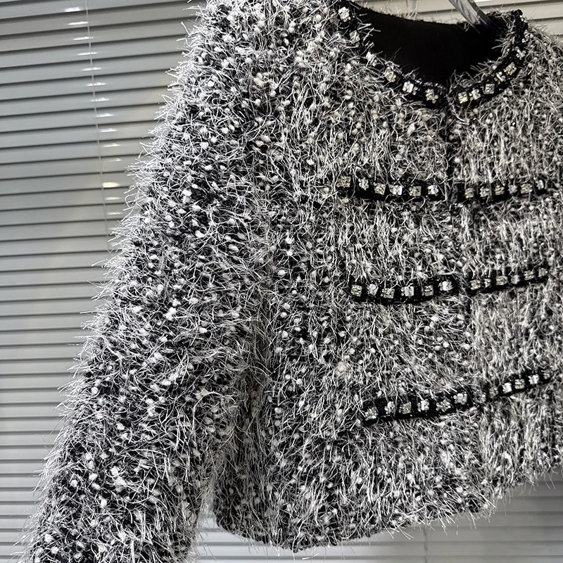 2025 invierno nuevo pequeño estilo fragante industria pesada chaqueta de plumón de diamante de las mujeres cuello redondo elegante abrigo de estilo corto
