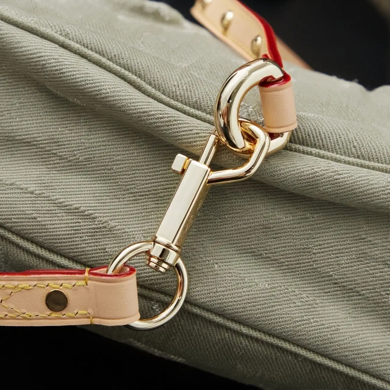 Vielseitige Damenhandtasche im Designer-Stil, die sich auf verschiedene Arten tragen lässt: als Schulter- oder Umhängetasche, mit abnehmbarem Henkel oder als Handtasche mit oberem Henkel. Ideal für