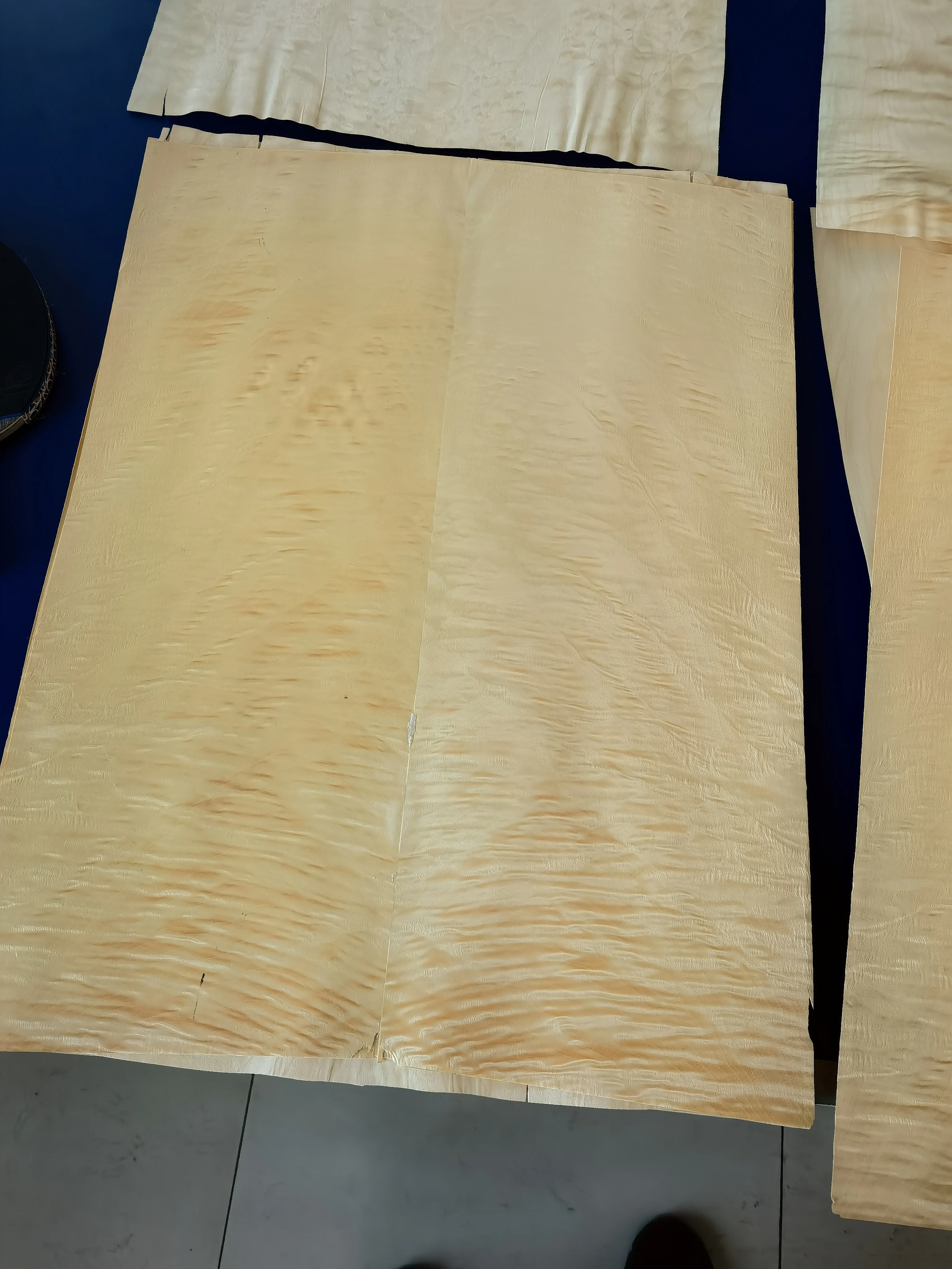 2  pcs  Beautiful Natural color pattern Maple guitar with veneer 51-52cmx39-41cmx0.5mm