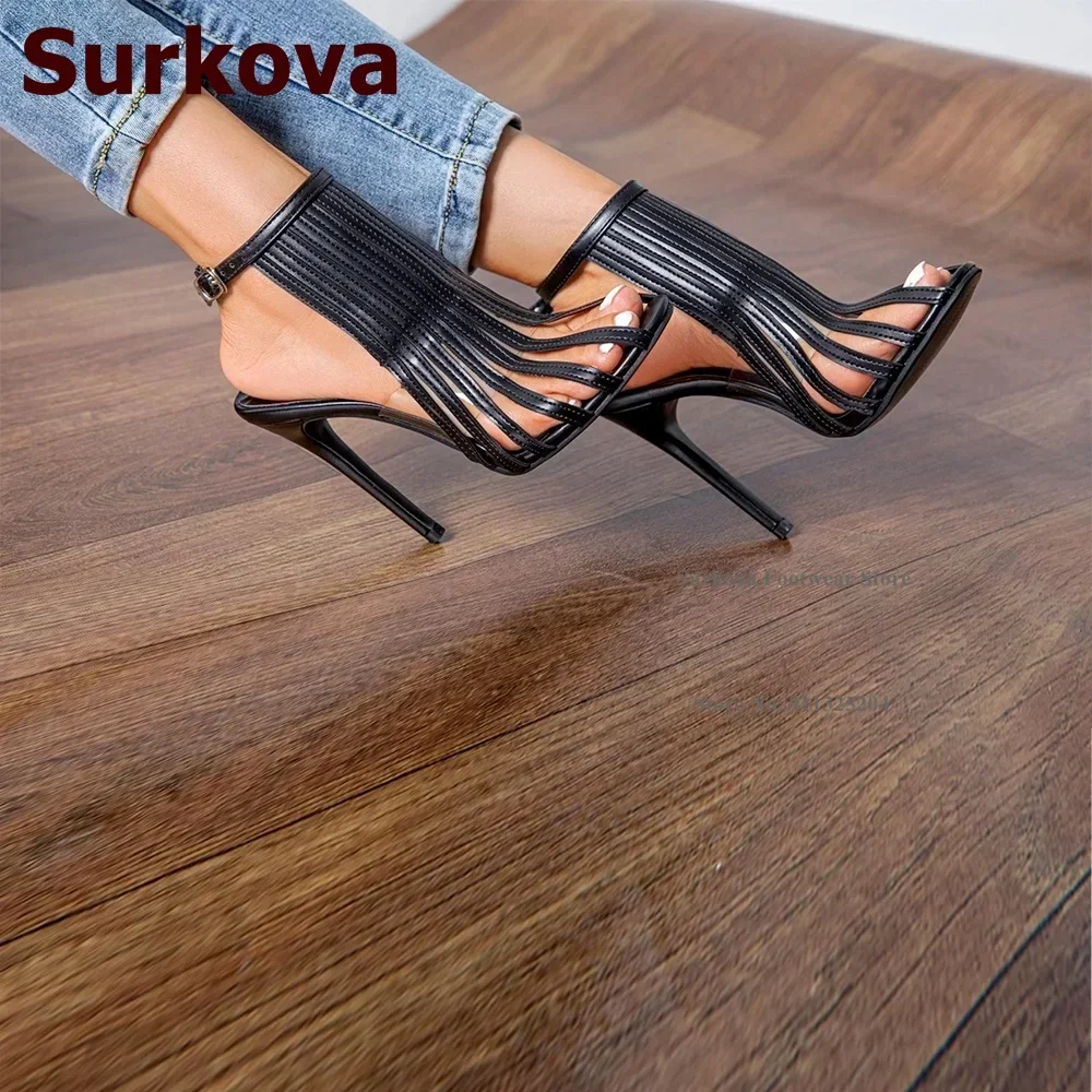 

Surkova, черные, розовые босоножки на высоком каблуке с вертикальным ремешком, прозрачные летние туфли из ПВХ в стиле пэчворк с Т-образным ремешком и пряжкой, туфли-лодочки в клетку с полой клеткой