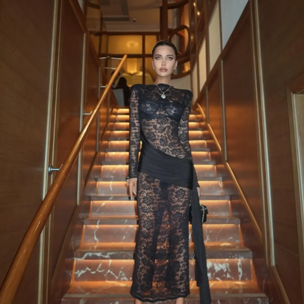 

Черное кружевное вечернее платье с длинными рукавами, высоким воротником и асимметричным атласным поясом – вечернее, свадебное и красное ковровое платье – горячий сезон