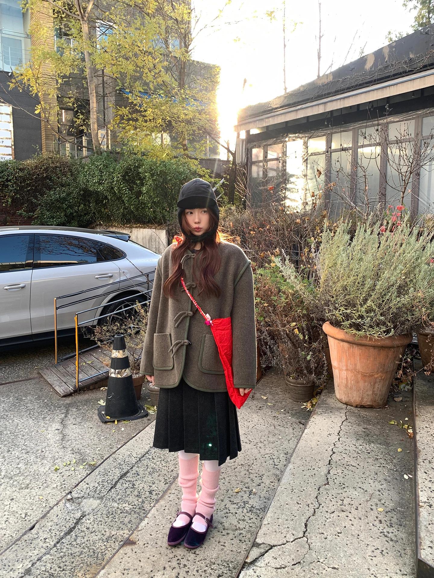 

Двустороннее шерстяное пальто с деревянными пуговицами-узлами из веревки и пуговицами из рога Le Rouge Commuter, прямого кроя, с длинными рукавами