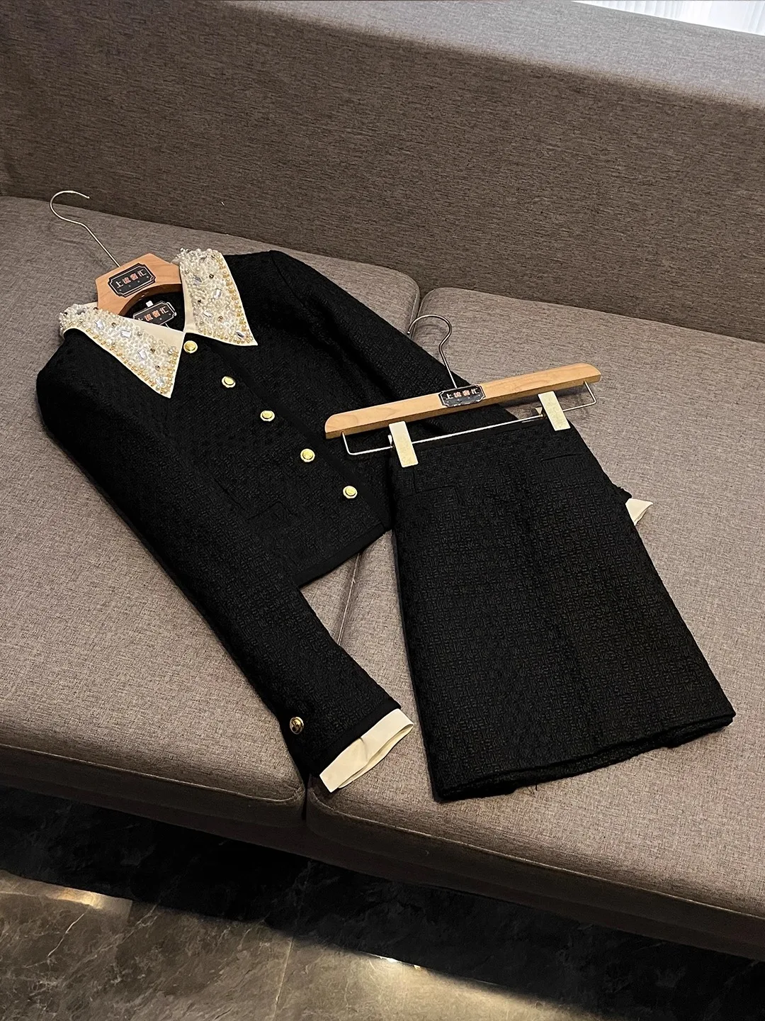 

Fall New Sle Ele Lady High-End ort Woolen Jaet And Skirt Set in Bla Heavy Work Versatile High Waist Knot