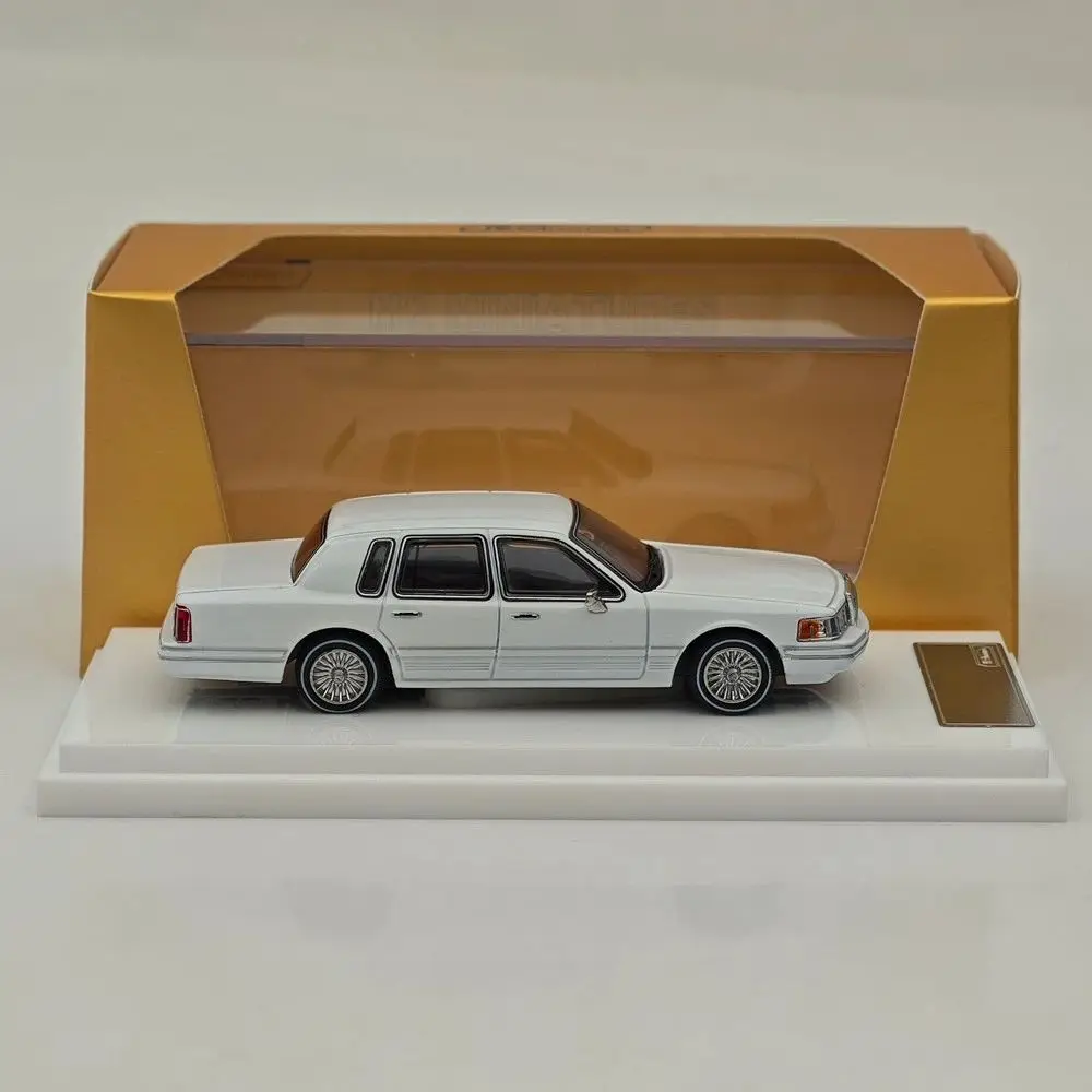 MK Miniatures 1:64 for Town Car Luxury Sedan Model Diecast Metal Car Limited Collection Auto Gift