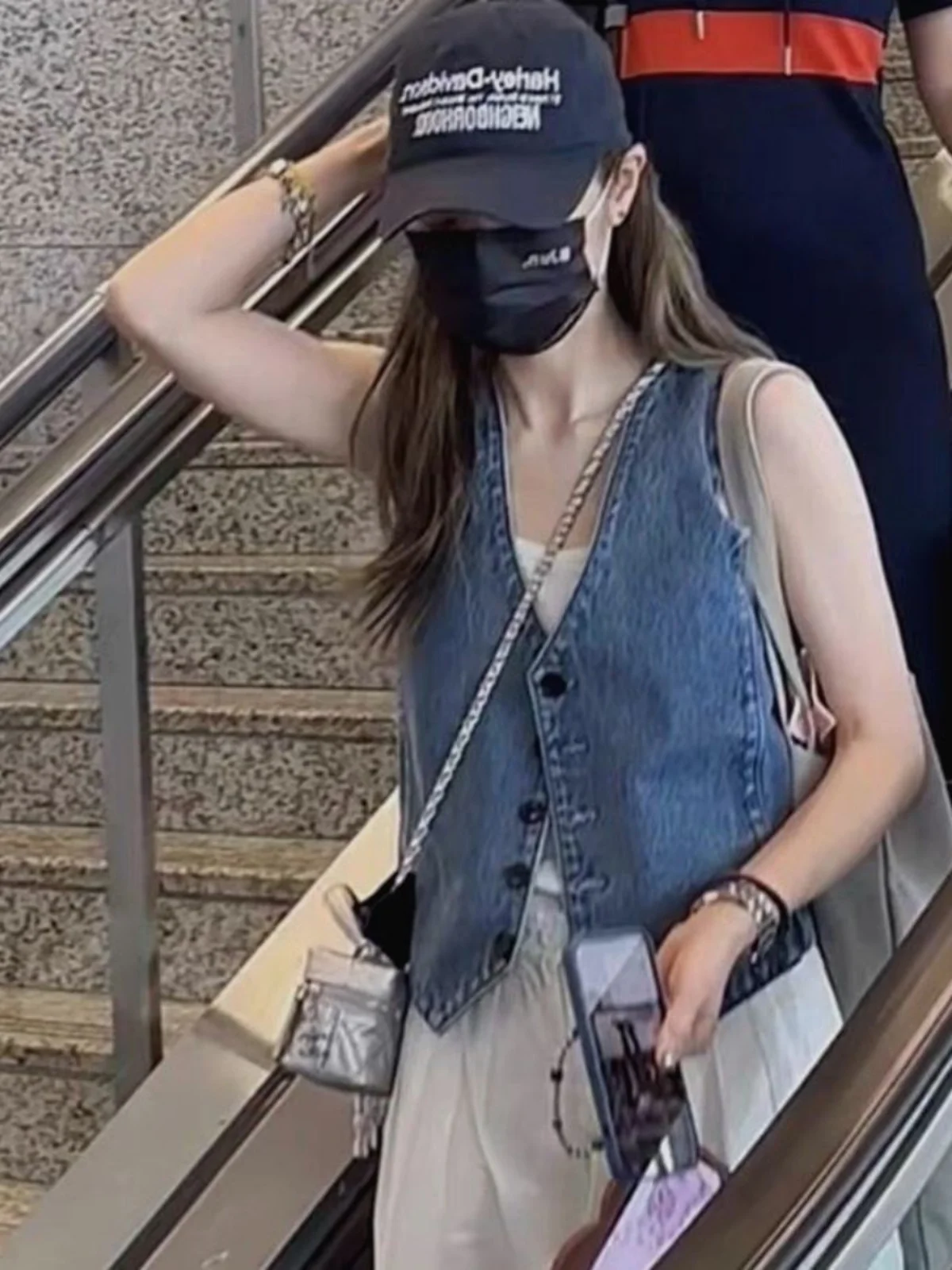 

Корейский стиль: повседневный джинсовый жилет для женщин, летний модный свободный многослойный жилет с V-образным вырезом, с подплечниками, укороченный, на одной пуговице