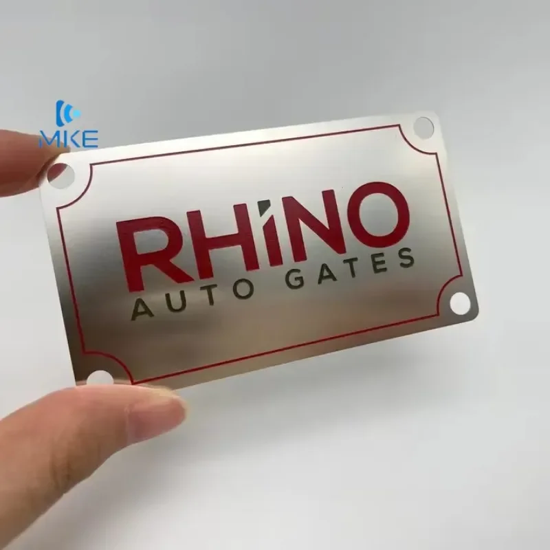 

Тисненая металлическая этикетка с логотипом машины