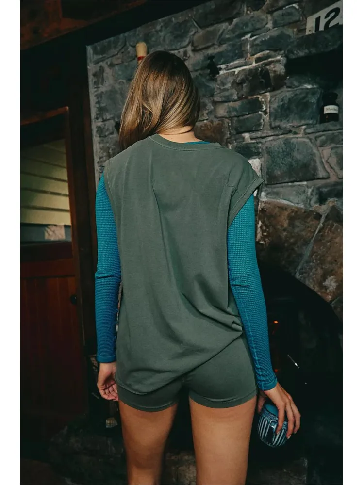 2025 女性のファッションスポーツツーピースセットカジュアルコンフォートルーズベスト Tシャツとボディコンショーツ無地ストリートウェア 2 セット