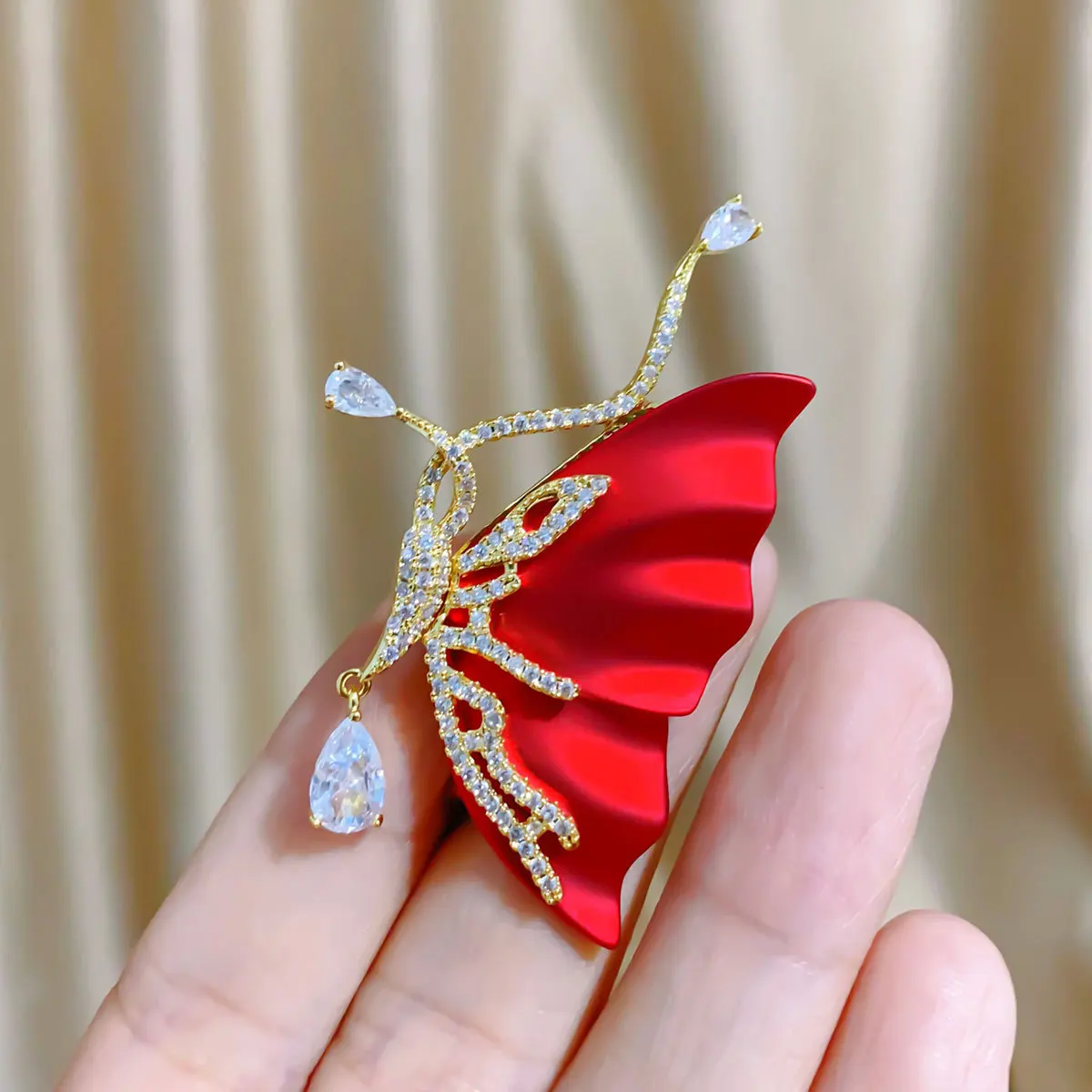 

Chinese Red Butterfly Brooch, Copper Inlaid Zircon, Gold Plated Corsage Accessories, Versatile Light Luxury Suit, Knit Pin