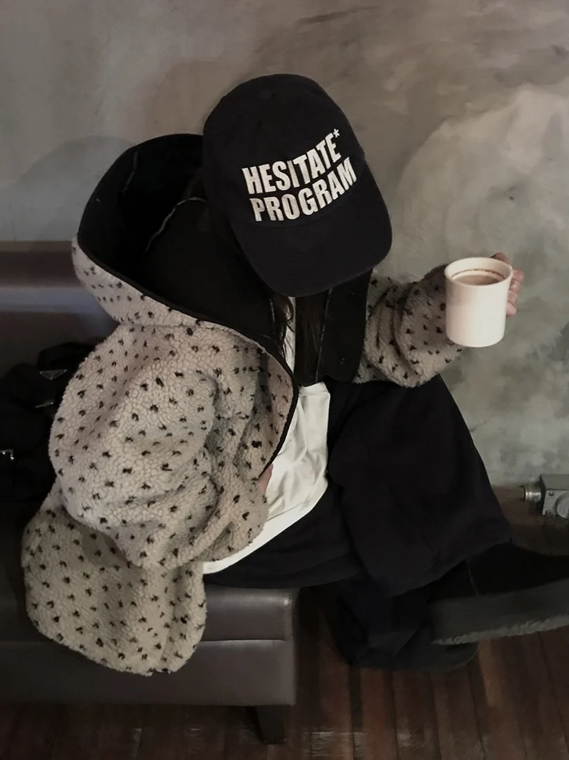 Gorro nuevo elegante de invierno para mujer, abrigo de algodón cálido con sensación de diseño holgado y perezoso de talla pequeña