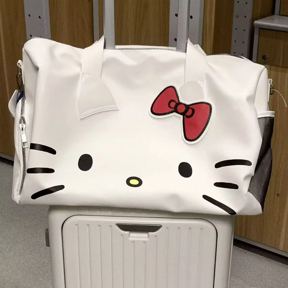 Miniso Large Capacity Travel Carry On Luggage Designer Bags Luxury Kawaii Hello Kitty Waterproof Duffle Bag Fashion Trend Brand