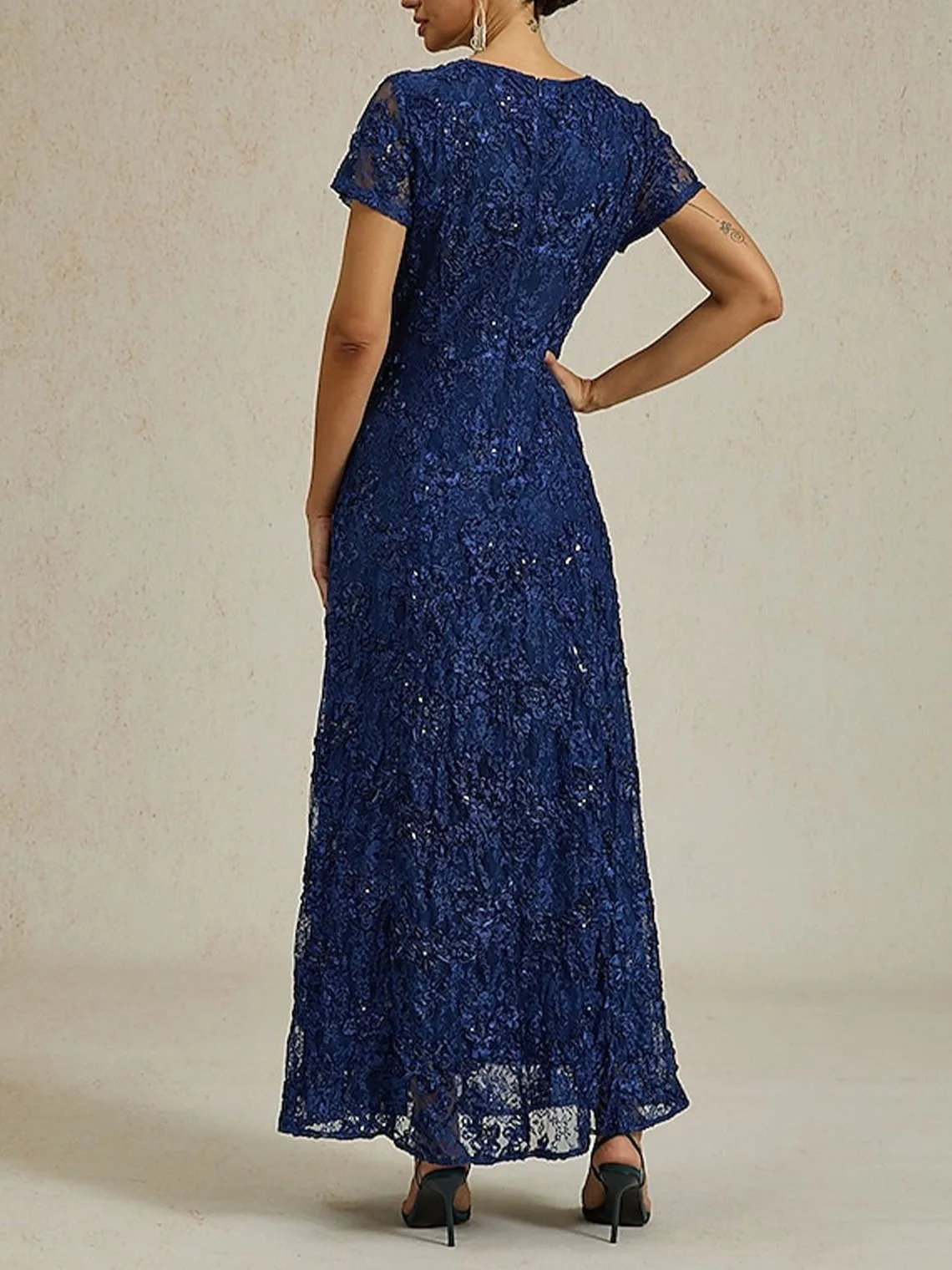 ชุดราตรีหรูหราสง่างาม ผ้าลูกไม้ คอวี แขนสั้น ประดับเลื่อม แอพพลิเค่ ทรงเข้ารูป ยาวกรอมพื้น ชุดออกงานพรอม 2025 รับสั่งตัดฟรี