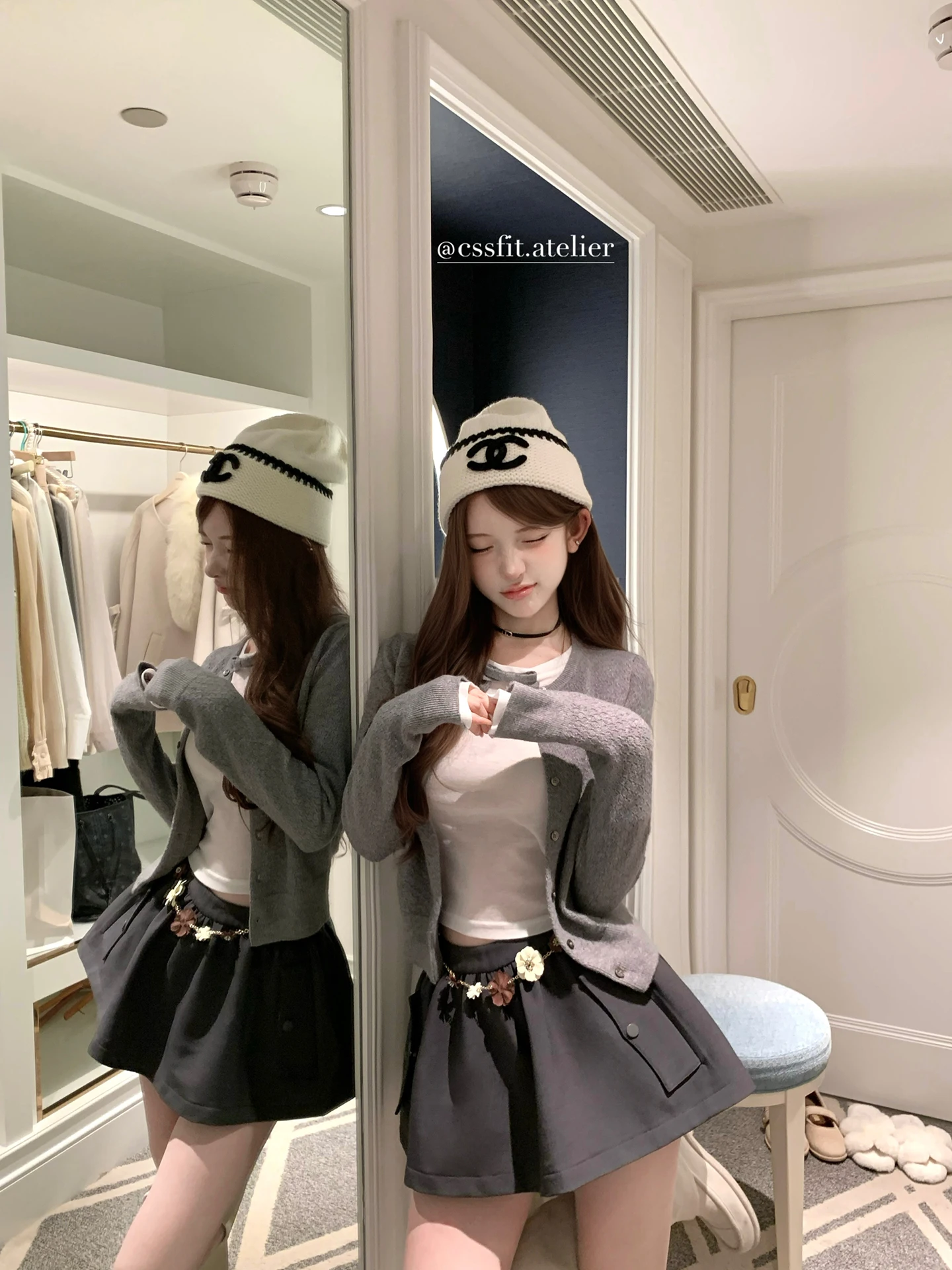 

Новинка! Модный женский осенний комплект Miu Sle: шерстяной вязаный кардиган с цепочкой на талии и юбка с цветочным принтом.