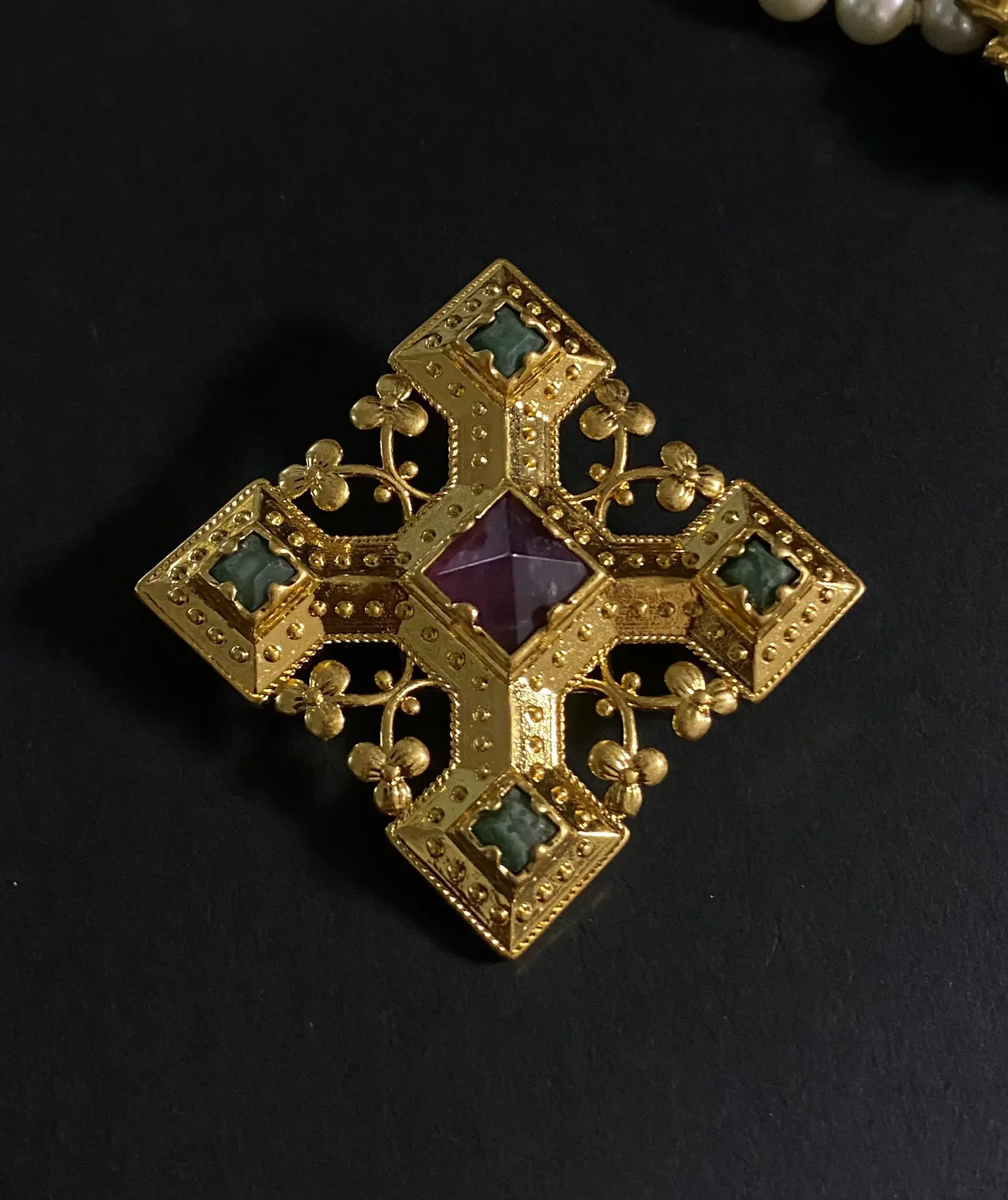 European and American medieval palace style brass inlaid natural stone square brooch