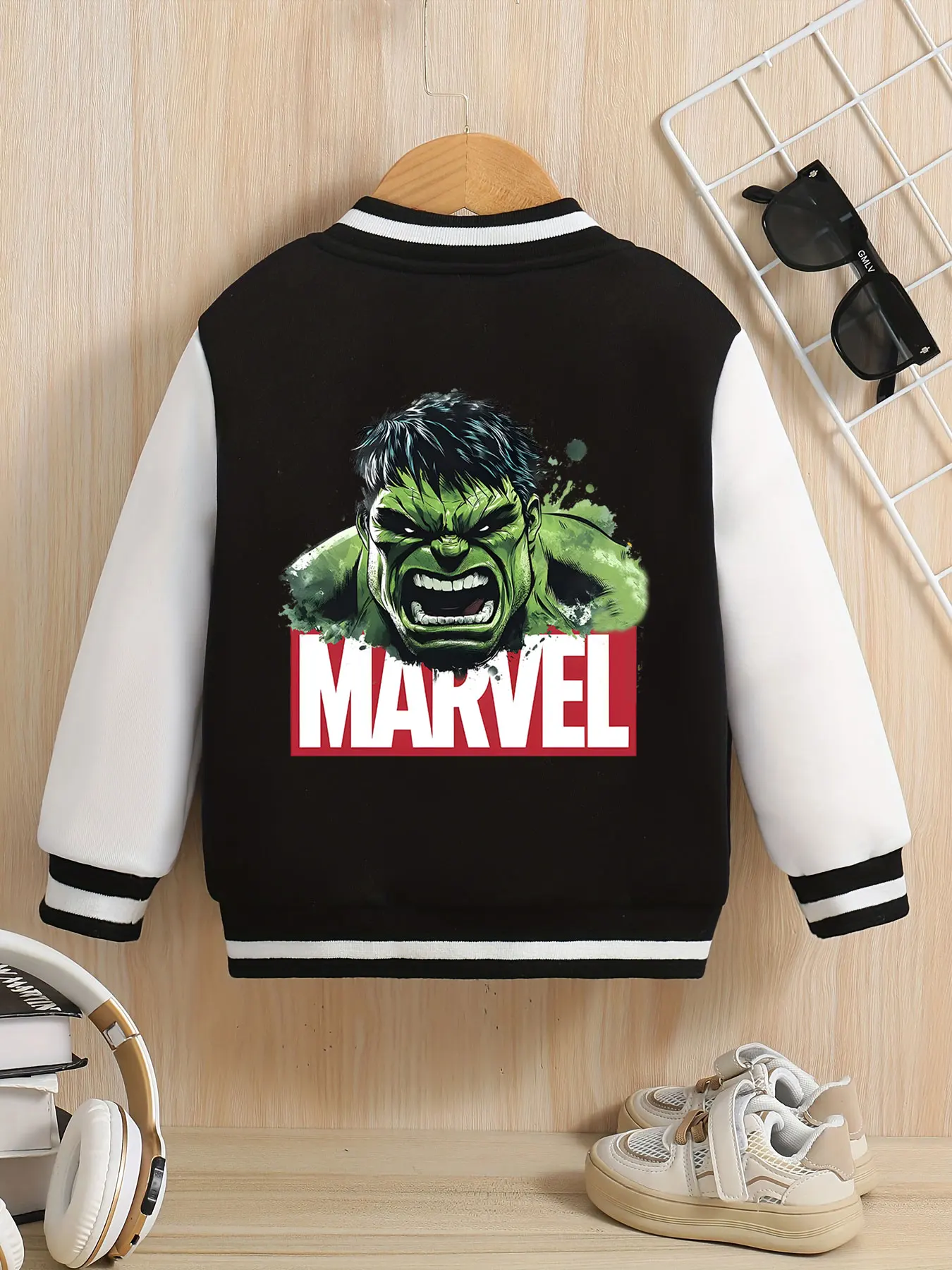 Personalisierte Baseballjacke für Jungen von MINISO Marvel Hulk – herrschsüchtiger Porträtdruck von Hulk, doppelseitig zur Förderung eines Geistes von Pow