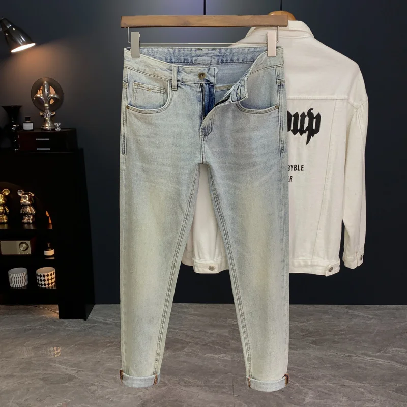2025 nuovi jeans casual bianchi lucidi retrò americani da uomo in autunno, pantaloni lunghi a gamba piccola slim fit di colore chiaro