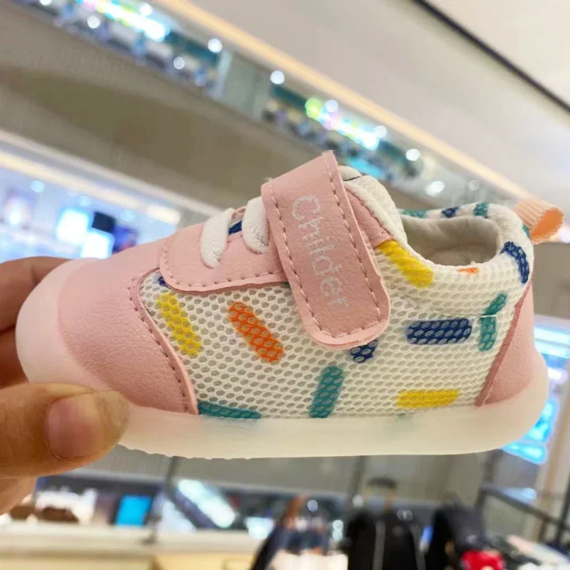 Sepatu jalan bayi, sneaker sol lembut jala bernafas bernafas Musim Semi/gugur 2024