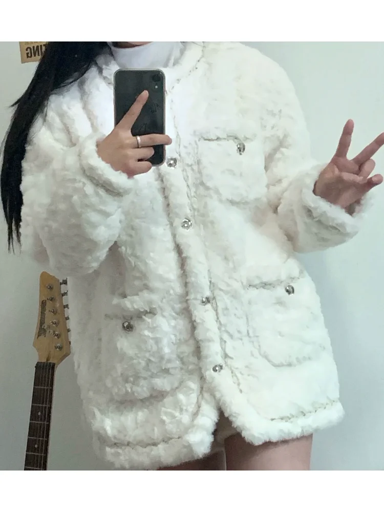 معطف فرنسي أبيض أنيق من الفرو الصناعي اجتماعي رائع نوبل فضفاض موضة شتاء دافئ رائع حلو يؤرخ ملابس خارجية للتنقل