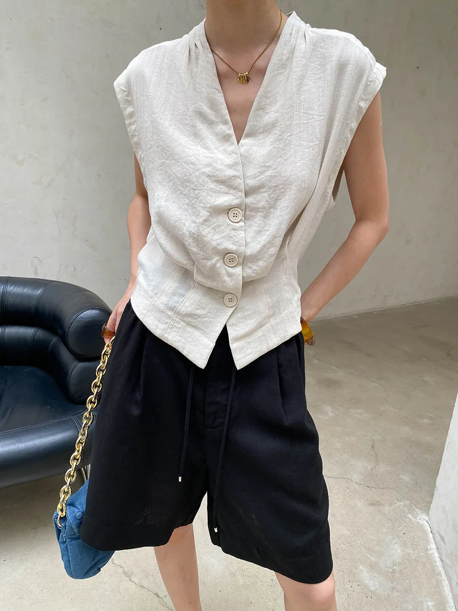 Sommerliche Damen-Weste in unifarbenem, lässigem Design mit Schultertasche, plissiertem V-Ausschnitt und ärmellosem Schnitt. – Detail 6