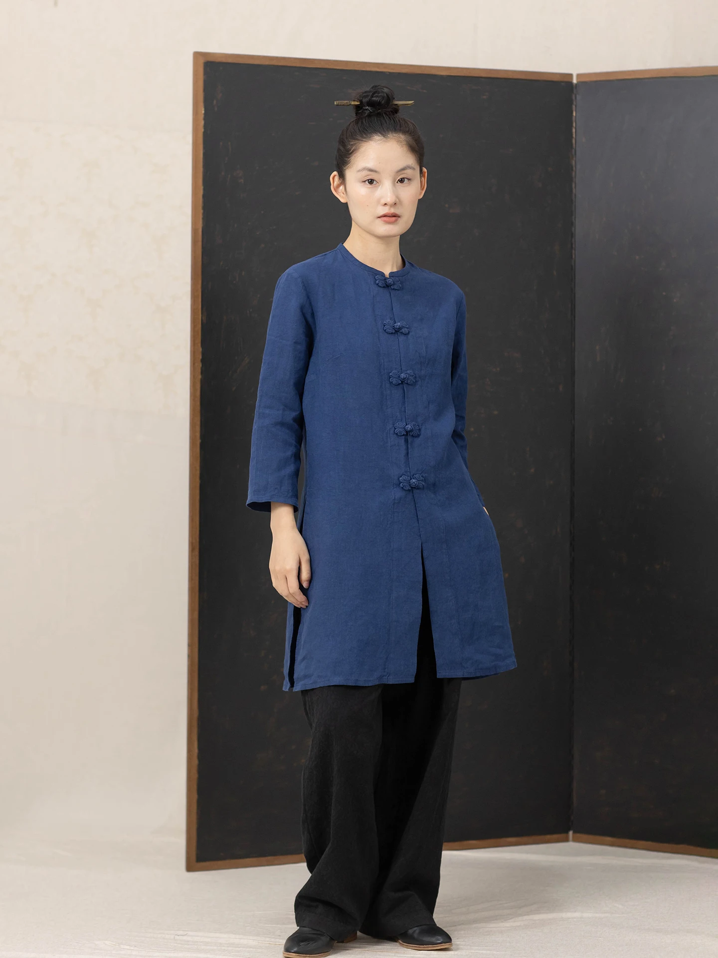 

Женская модная рубашка из льна с маленьким воротником-стойкой в восточном стиле, однотонная, синяя, весна 2026