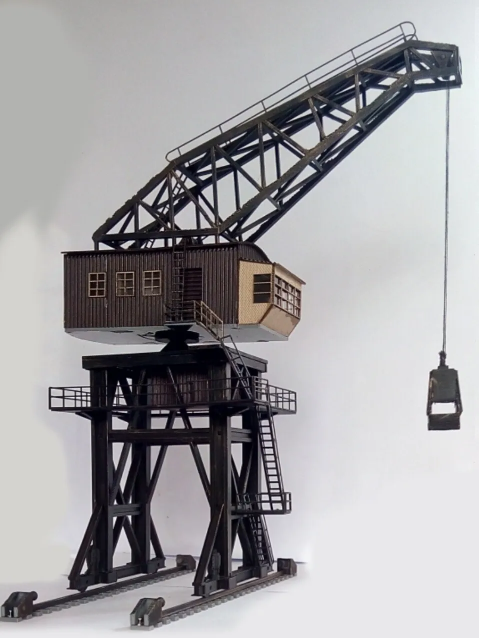 Model wieżowego żurawia w skali HO, niebarwiony, duży podajnik węgla, model scenerii kolejowej, akcesoria do modelu piaskownicy.