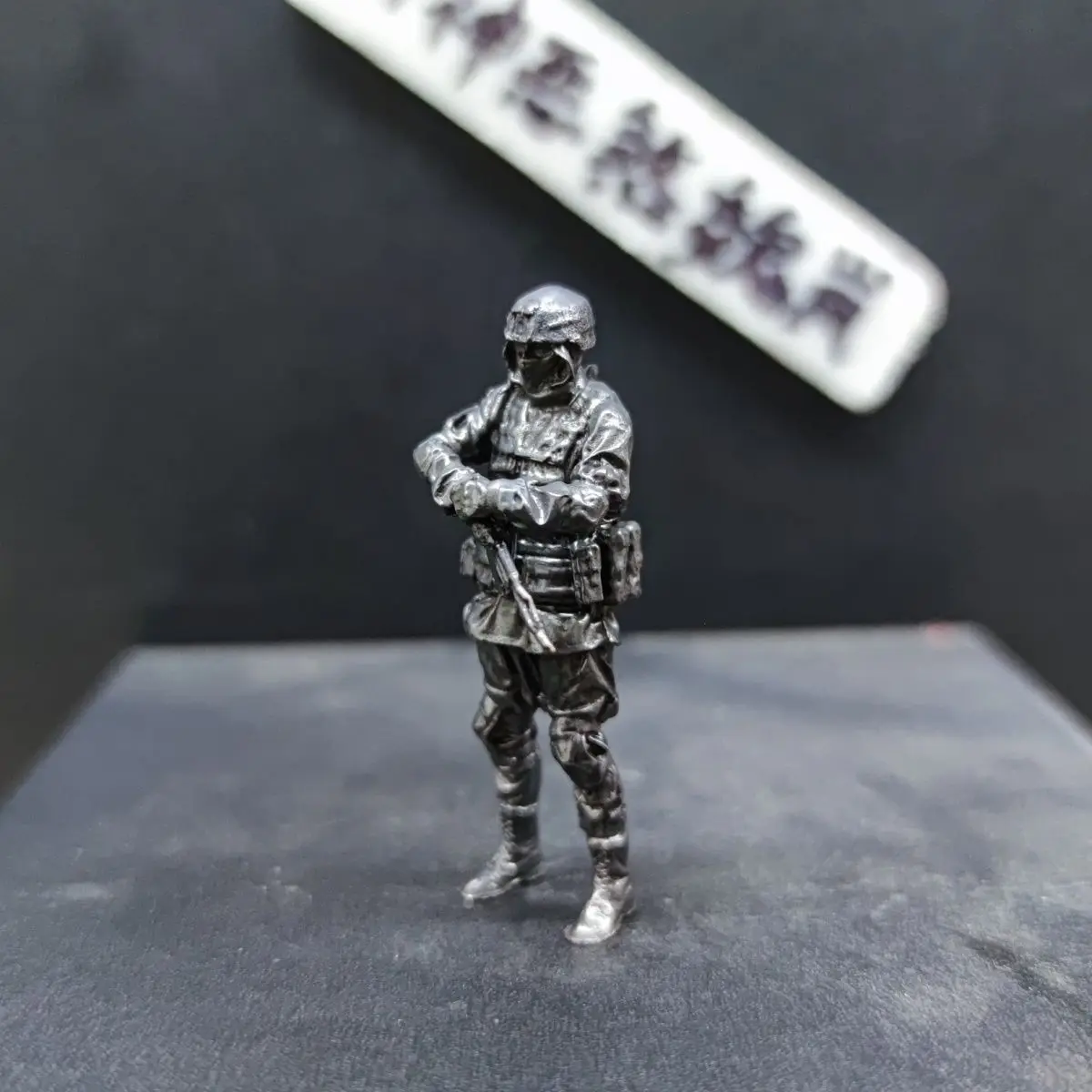 1/35 Scale Copper Soldier Figure - Slavic Military Officer Checking Watch, Miniature Model for Diorama, Desktop Micro Landscape