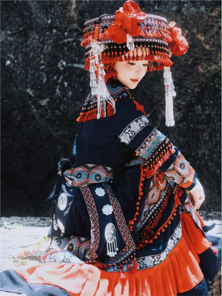 

A complete set of photography costumes for the ethnic-style performance including flower-Yao ethnic such as hats and