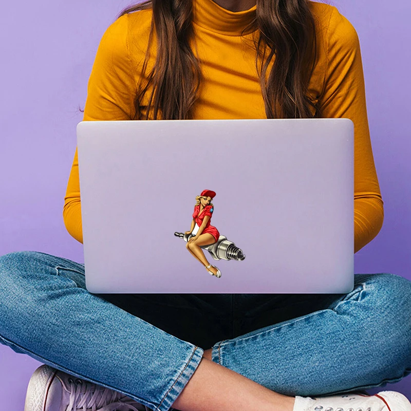 JT284 #   ملصق Spark Plug Pin Up Girl، أحمر، ملصق ممتص الصدمات لشاحنة السيارة، رسوم متحركة، رسوم متحركة، رسوم متحركة، كمبيوتر محمول، مفكرة، كوب