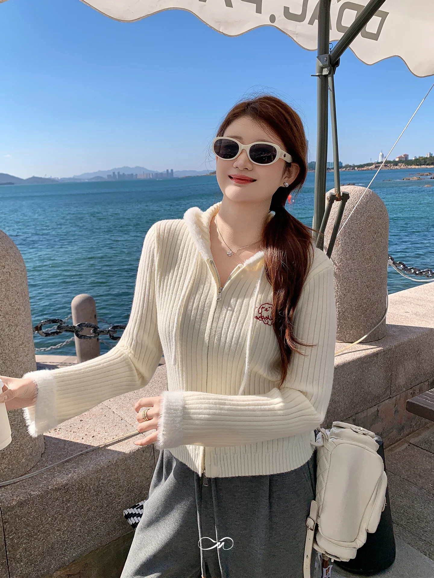 

Женская вязаная толстовка больших размеров с вышивкой и меховой нашивкой, зимняя, свободного кроя, повседневная, с длинными рукавами, на молнии