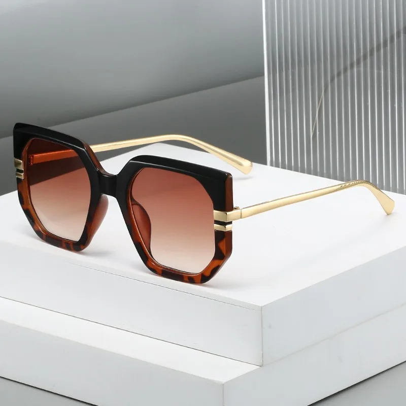 

Fashion Square Sunglasses for Women Men Tortoise Shell Black Gradient Frame Metal Temple Gradient Lens for Outdoor Sunscreen