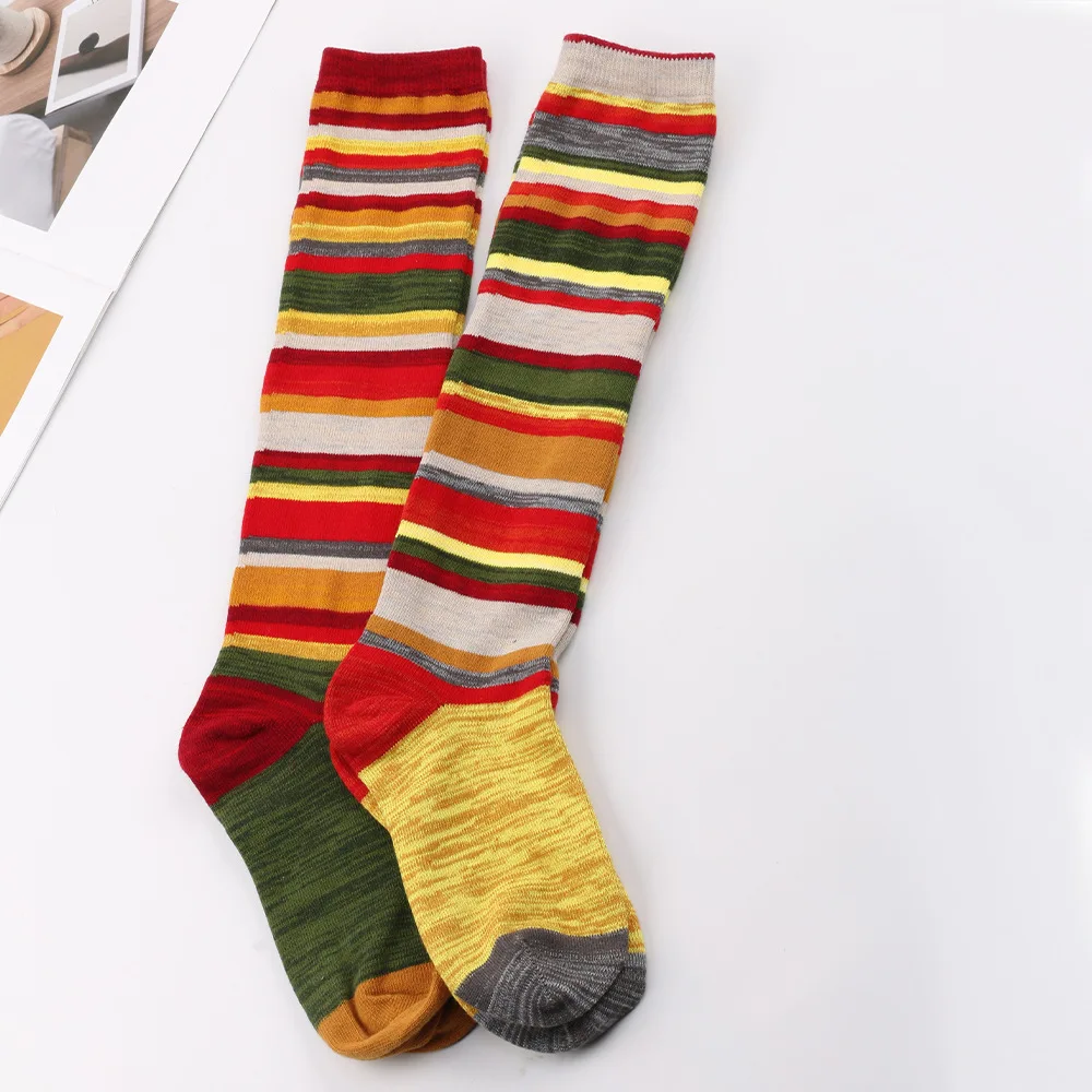 Bunte gestreifte Damenstrümpfe, weihnachtliche farbige Kniestrümpfe aus Baumwolle – Detail 5