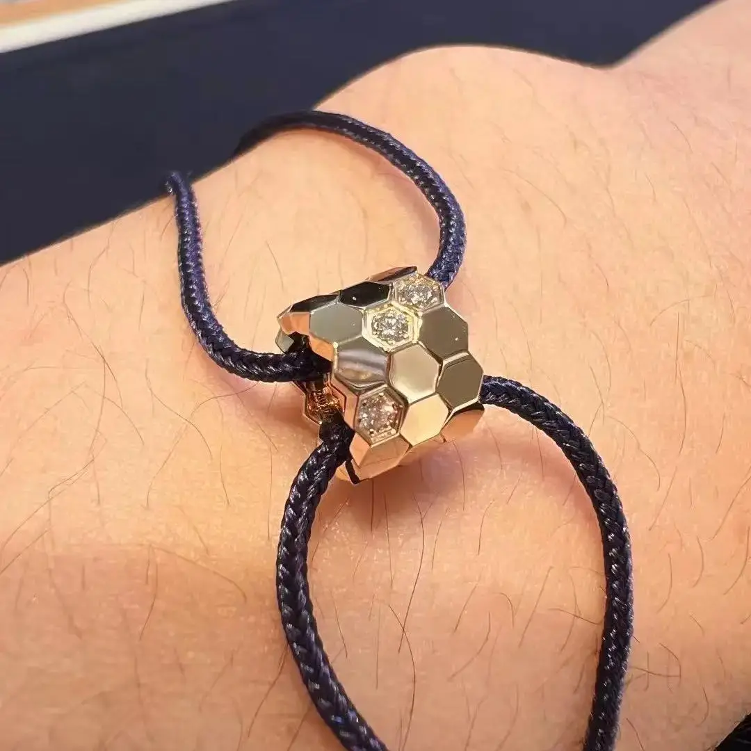 سوار زوجين على شكل قرص العسل من الفضة النقية - هدية عيد الحب المحظوظة جاهزة له/ها، حبل أحمر محظوظ منسوج يدويًا