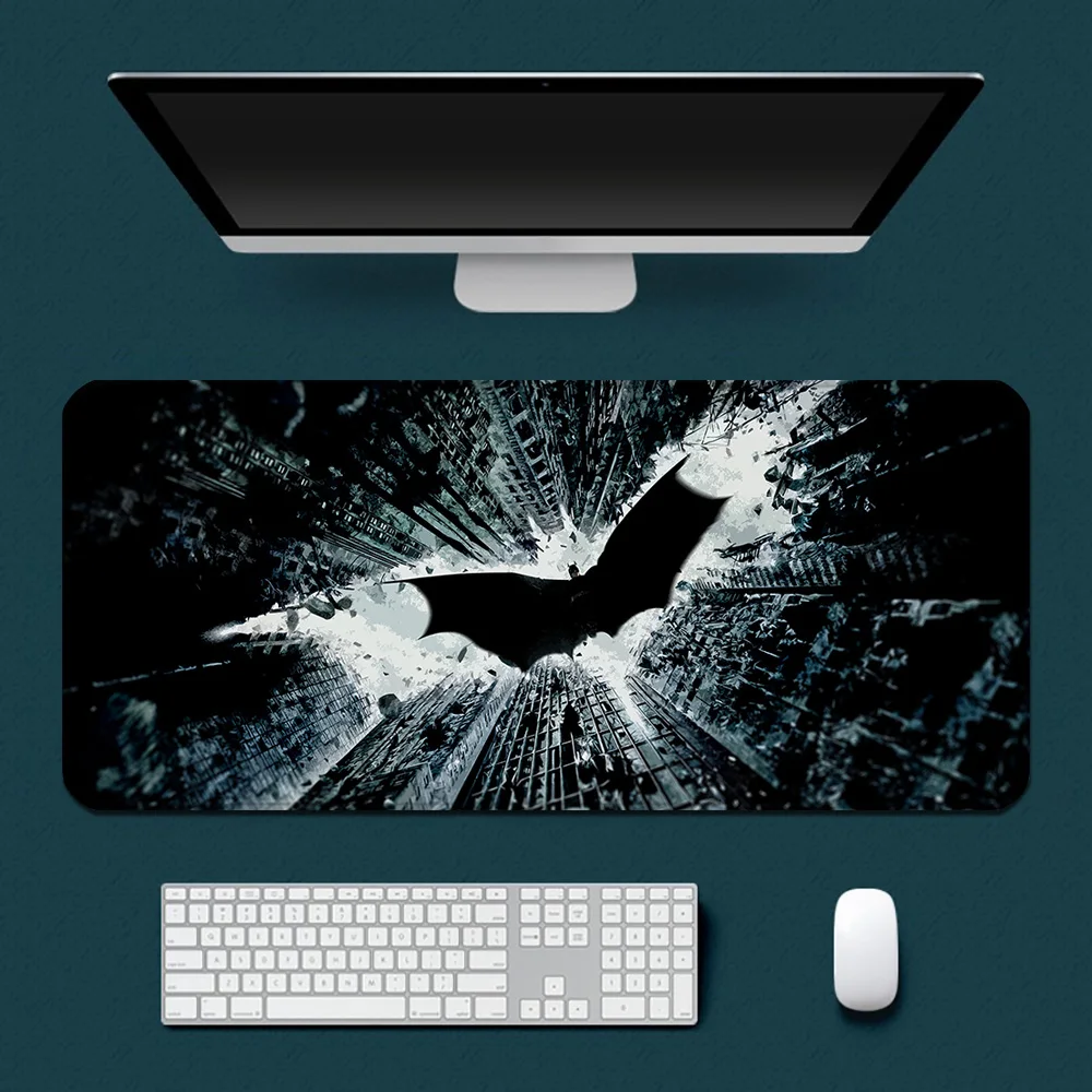 

Коврик для мыши с логотипом аниме-комиксов и летучих мышей, HD-печать, для геймеров, с фиксированными краями, нескользящий, XXL 90x40 см, для клавиатуры и ПК, настольный коврик