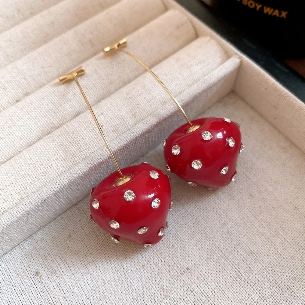 سبائك السنة الصينية الجديدة أقراط الأزياء والمجوهرات الشخصيات الصينية كريستال الفراولة أقراط الفاكهة الفراولة حجر الراين