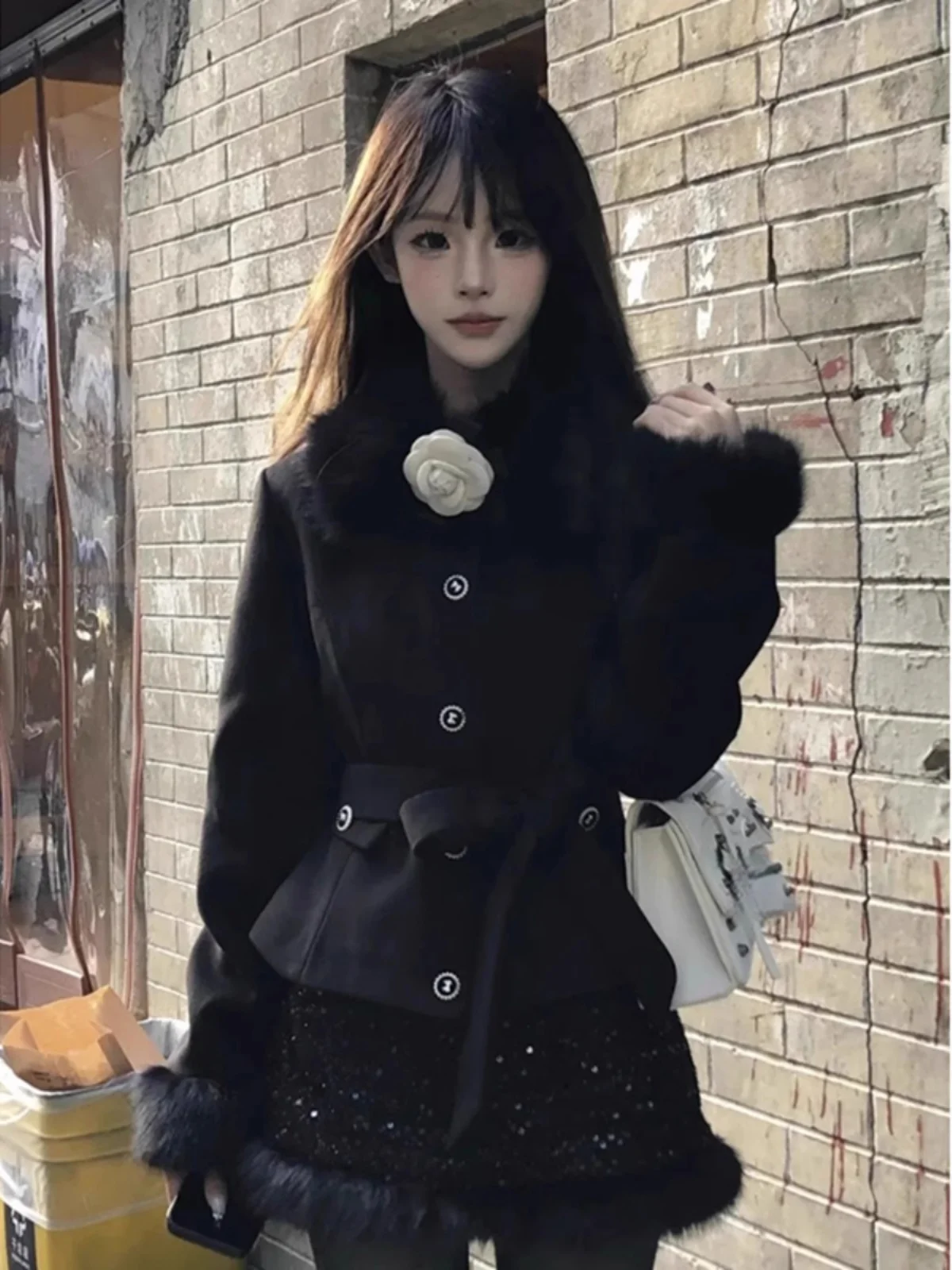 

Женский зимний комплект: утепленное пальто с меховым воротником и юбка, модный облегающий фасон, средняя длина, V-образный вырез, длинный рукав