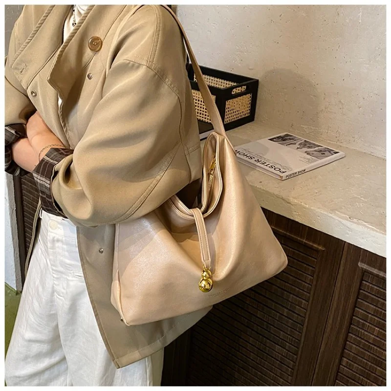 

Modish Women's Tote Bag Crafted From Gully-Printed Leather Featuring Casual Ireland High-End Lasting Lightweight Look