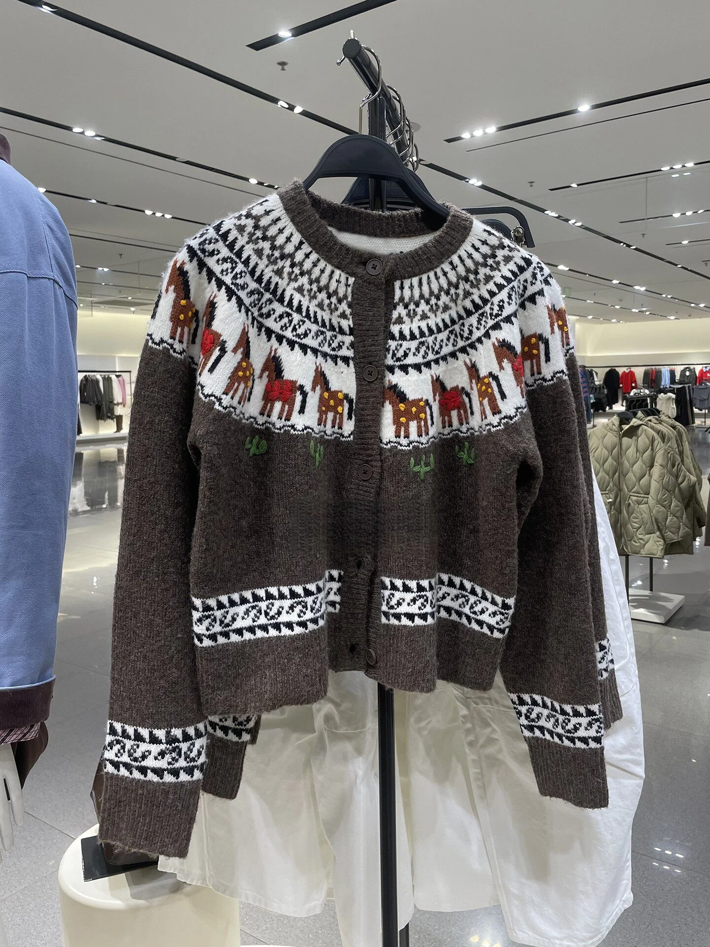 

Новая женская одежда в университетском стиле 2026 года: милый и непринужденный кардиган-жакет с вышивкой пони и жаккардовым узором