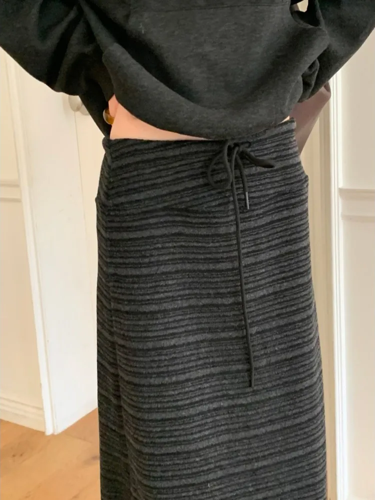 Корейская простая модная полосатая тонкая юбка средней длины с эластичной текстурой и завязками для женщин, осень-зима, новинка...