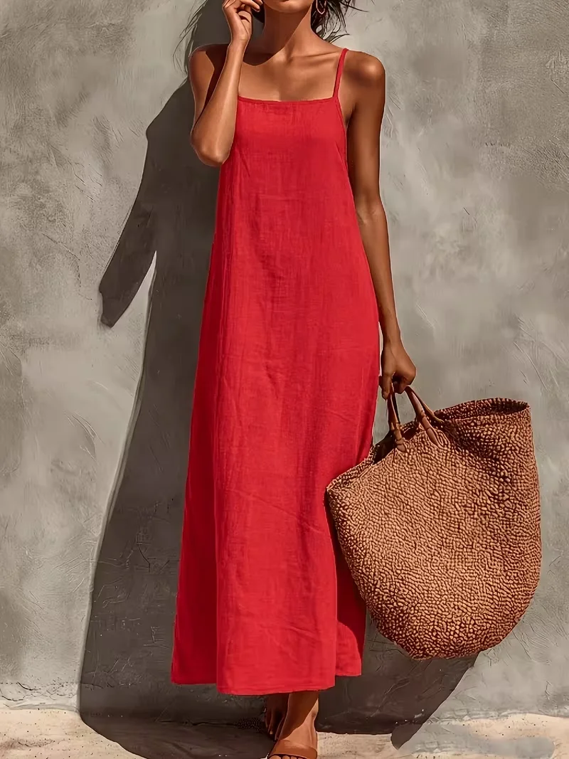 Minimalistisches, einfarbiges rotes Maxikleid mit dünnen Trägern und lockerer Passform, geeignet zum Spazierengehen am Strand, zum Essen in Restaurants am Meer und für Besichtigungen. – Detail 4