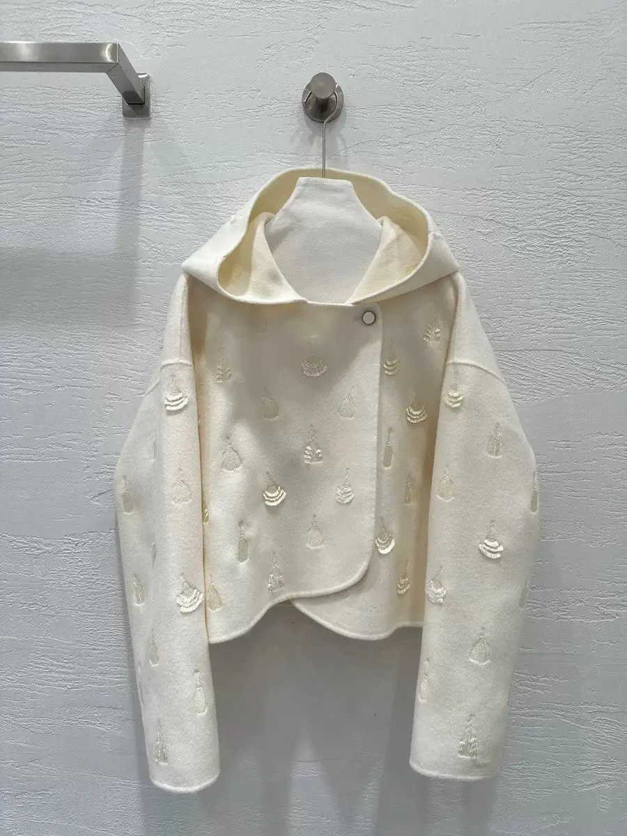 

White hooded hand-sewn cashmere jacquard woolen hooded jacket cape, light luxury autumn and winter high-end coat