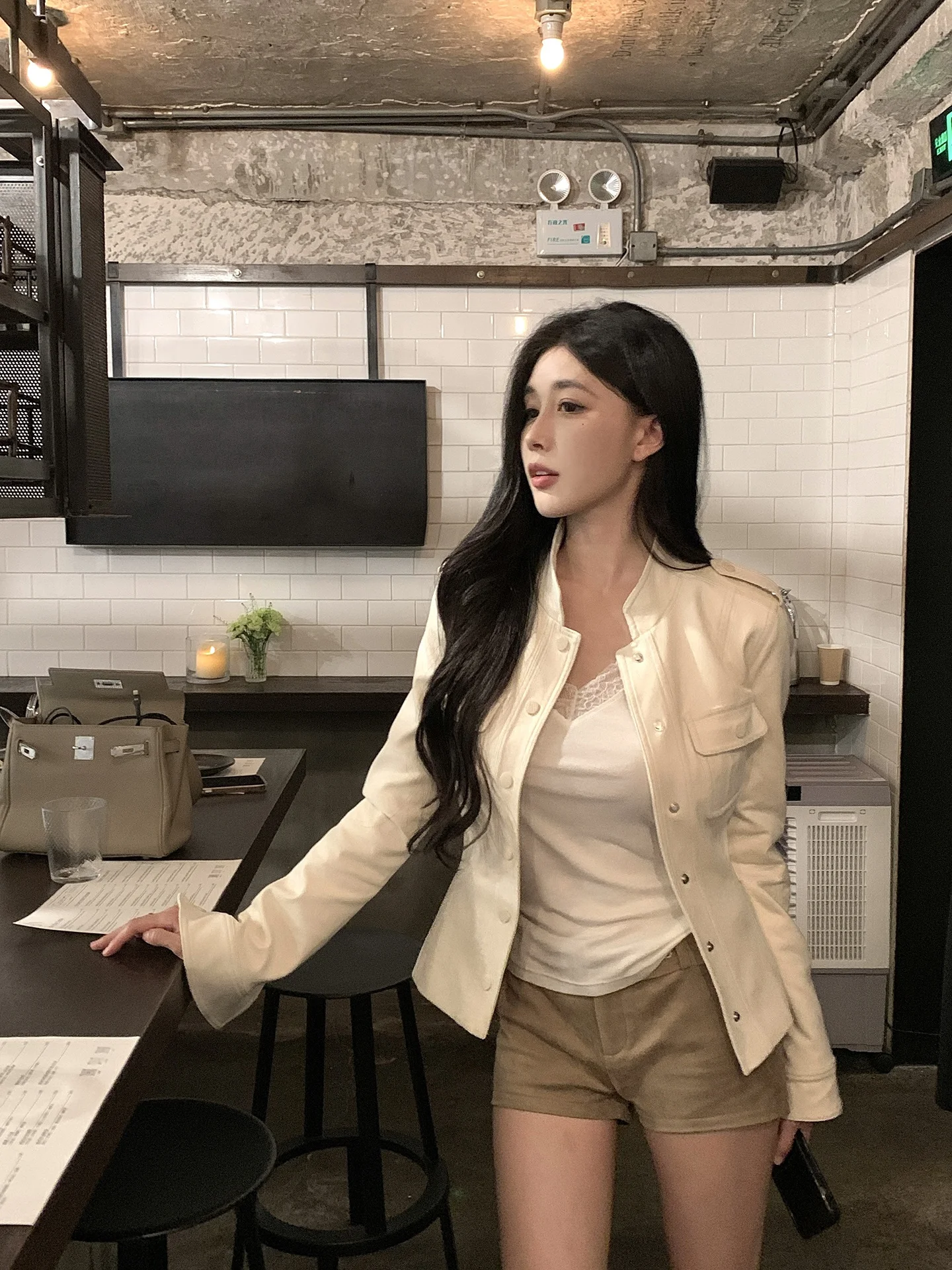 

Белая повседневная шикарная замшевая куртка с завышенной талией и воротником-стойкой, осенний топ для женщин, стандартный крой, полиэстер, длинный рукав