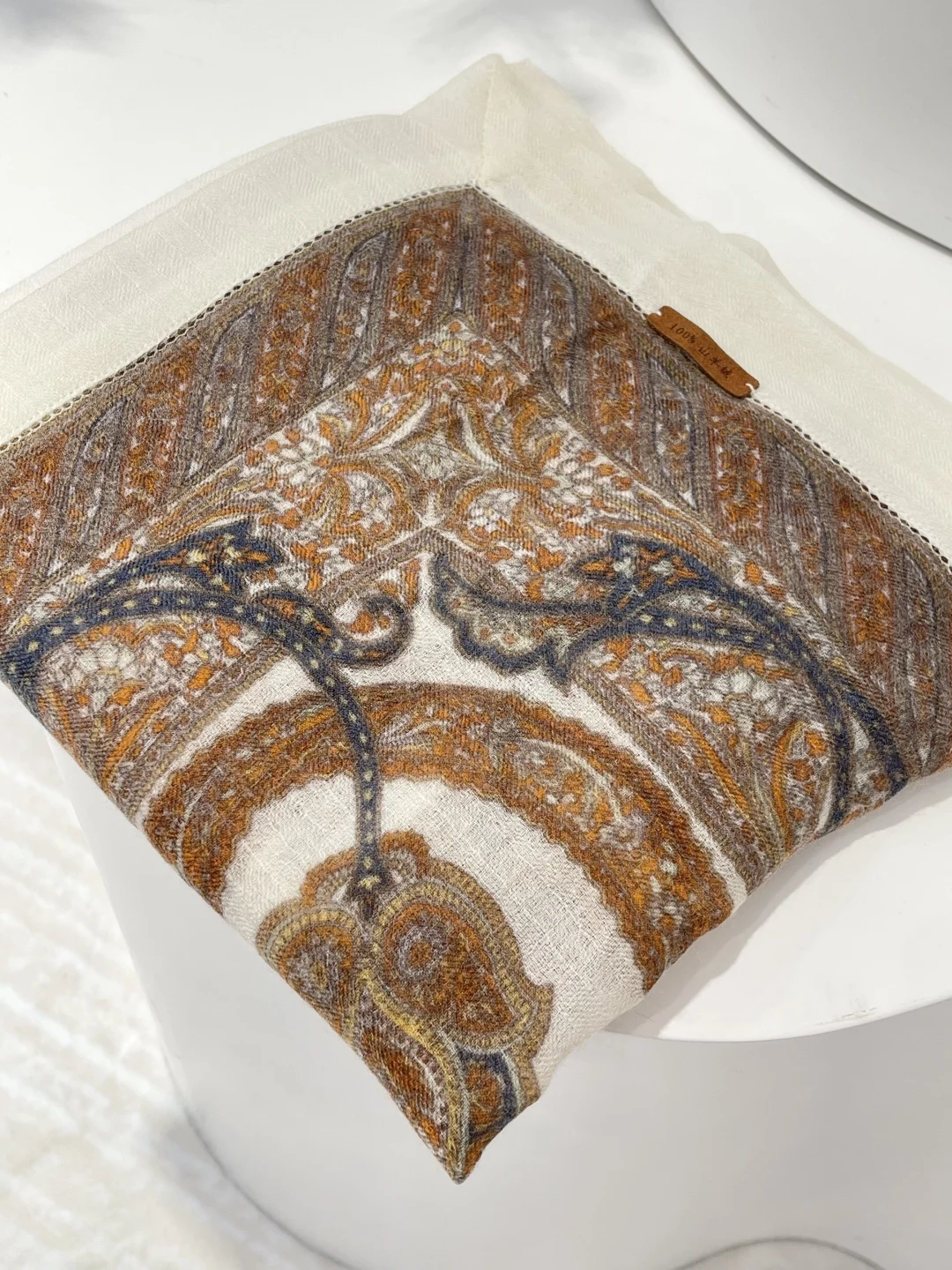 

Серые узоры, кисточки, декоративные ремни, шарф с принтом, новый дизайн 2025 года