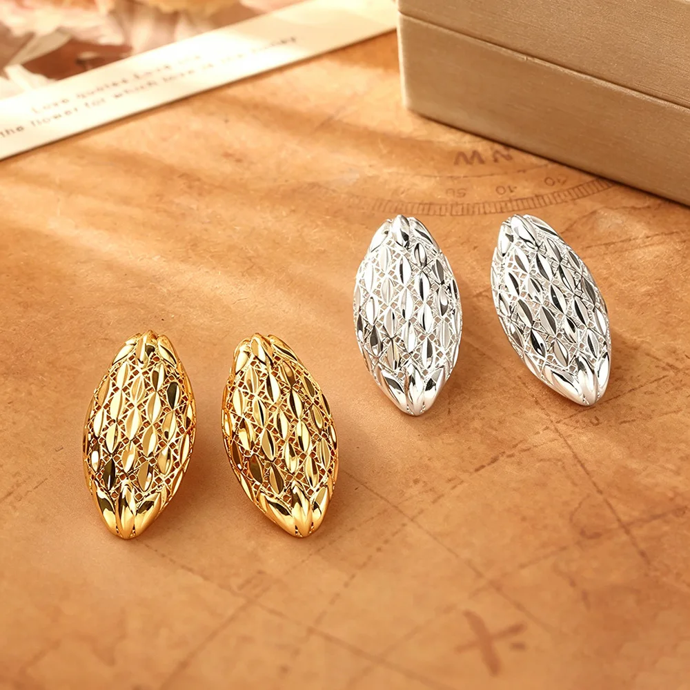 

Fashionable and exquisite sequined hollow oval earrings design niche light luxury high-end personalized commuting earrings